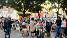 Rimosse le panchine per cacciare i balordi. In piazza con le sedie per protestare