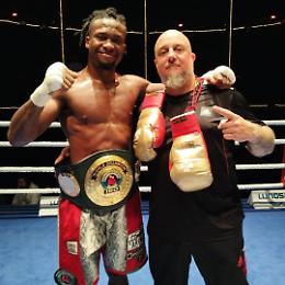 Etinosa Oliha operato alla retina, salta la semifinale per il titolo mondiale Ibf contro Austin Williams