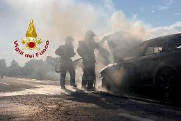 Auto prende fuoco a Crescentino: vigili del fuoco domano le fiamme, nessun ferito  [ LE FOTO]