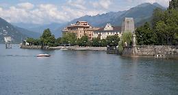Barca in panne sul Lago Maggiore, tre ragazze salvate dalla polizia