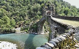 Gita a un’ora da Torino, ma attento a chi attraversa per primo: il mistero del Ponte del Diavolo di Lanzo
