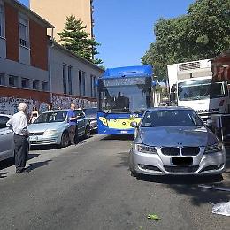 Un'auto blocca il traffico al mercato di Santa Rita: disagi e lamentele tra cittadini e guidatori
