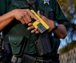 Taser, come funziona davvero l’arma “non letale” in dotazione alla polizia (e perché fa discutere)