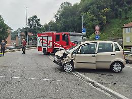 Schianto frontale all'uscita del sottopasso: quattro feriti