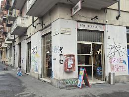 Litigano al bar, poi lui lo accoltella e fugge: tentato omicidio a Borgo Dora