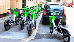 Il marciapiede invaso dalle bici a noleggio diventa inservibile