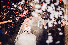Perché si lancia il riso ai matrimoni? La storia di un gesto che augura felicità