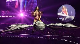 Katy Perry rischia di cadere dalla farfalla meccanica durante un concerto del The Lifetimes Tour