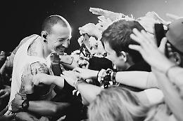 Nel buio e nella luce, la voce che urlava anche per noi, otto anni dopo la scomparsa di Chester Bennington