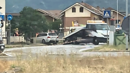 Esce di strada, sfonda un cancello e danneggia i tubi del gas. Disagi a causa dell'incidente