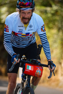 Jovanotti torna in sella dopo l’incidente: 770 km in bici fino al No Borders Music Festival