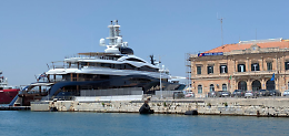 Mark Zuckerberg è in vacanza in Italia? Il mega yacht approda a Siracusa