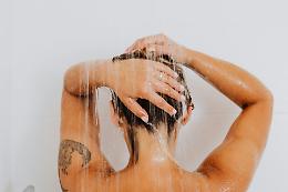 Lavare i capelli ogni giorno fa davvero male?
