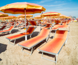 Caro lidi 2025: spiagge vuote e ombrelloni chiusi, l’estate più cara di sempre