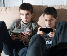 Smartphone prima dei 13 anni? Rischio per la salute mentale e l'autostima