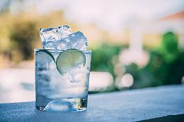 Acqua fredda dopo pranzo: perché può farti più male che bene