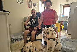 Marito e moglie ciechi: «Aggrediti dai passanti per colpa dei bisogni dei nostri cani»
