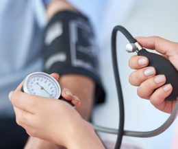 Pressione bassa e battiti accelerati? Ecco cosa consigliano gli esperti per il caldo estivo