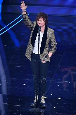 Gianna Nannini, braccio rotto sul palco. Il tour continua nonostante l’infortunio