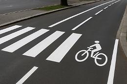 Rinnovata la segnaletica orizzontale in corso Cosenza: interventi per pedoni e ciclisti