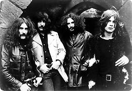 11 band rock che hanno continuato a suonare dopo la morte del frontman