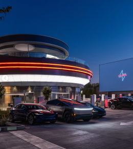 Musk reinventa l’America on the road: inaugurato il primo Tesla Diner