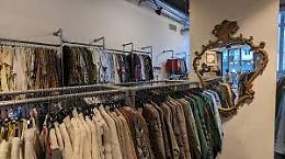 Humana, il colosso solidale del second hand: 28 milioni di dollari nel 2024 grazie agli abiti usati