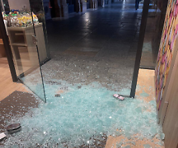 Allarme spaccate, la promessa: «Otto milioni per togliere dalle strade chi distrugge le vetrine»