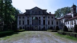Dimenticata tra le sterpaglie sempre più alte, Villa Carpeneto continua a mostrare la sua bellezza (spettrale) a La Loggia