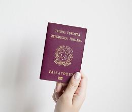 I passaporti più forti: Italia seconda, in testa Singapore