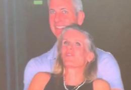Dopo il CEO, si dimette anche la responsabile HR inquadrata nella kiss cam al concerto dei Coldplay