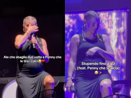 Alessandra Amoroso si ferma sul palco: la figlia la scalcia durante il concerto
