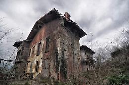 La maestosa villa abbandonata in collina, un viaggio tra storia e mistero all'interno della Villa delle Fornaci