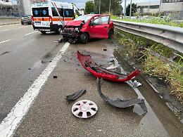 Incidente sulla tangenziale tra Torino e Collegno: traffico in tilt per auto contro guardrail