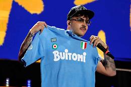 Geolier in concerto al Maradona: l’annuncio arriva volando tra i droni