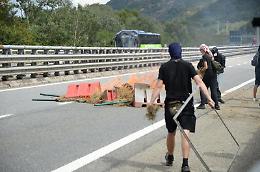 Follia No Tav: cantiere in fiamme e autostrada bloccata VIDEO