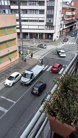 Via Lancia a Torino l'ennesimo incidente sulla ciclabile, i cittadini scrivono "Servono dissuasori di velocità"