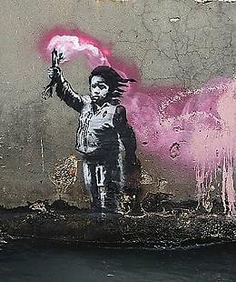 "The Migrant Child" di Banksy salvato a Venezia: in corso il restauro dell’opera