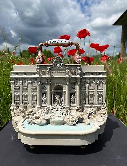 La Fontana di Trevi in una borsa: la creazione firmata Dolce&Gabbana che divide il pubblico