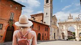 Cherasco svela i suoi portoni: viaggio nei dettagli che raccontano la città