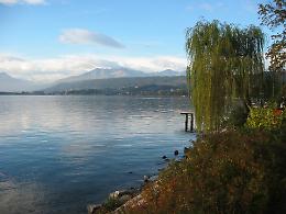 Donna di 60 anni cade in acqua dal motoscafo e si ferisce con l'elica sul Lago di Viverone