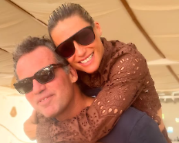 Michelle Hunziker in vacanza
con tutta la tribù... allargata
