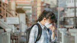 Respirare smog potrebbe cambiare il cervello: cosa dice il più grande studio sul tema