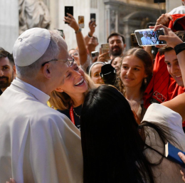 Comunicare con cuore e verità: l’appello di Papa Francesco per un mondo digitale più umano