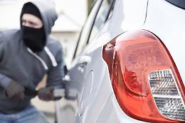 Panico a Mirafiori, uomo tenta di aprire le auto in corsa: "Fate attenzione, l'uomo semina il panico in rotonda"