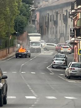 Poirino, l'auto prende fuoco ma il conducente riesce a salvarsi per un pelo: attimi di spavento, ma nessun ferito