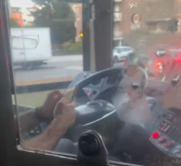 Austista beccato a guardare i social mentre guida il pullman - VIDEO