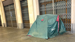 Spunta una tenda davanti al bar storico abbandonato: il triste declino di piazza San Carlo a Torino