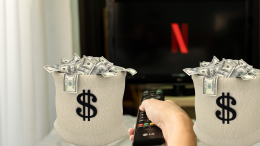 Guadagni da capogiro stando sul divano: ecco come guardare Netflix può diventare un lavoro (ben pagato)