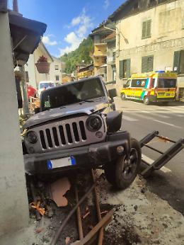 Jeep finisce fuori strada a Pessinetto: ferita una passeggera